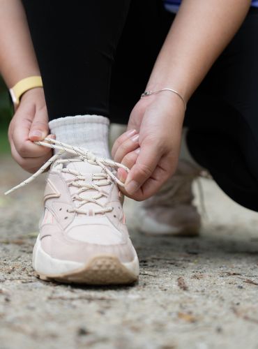 Runner tying up laces